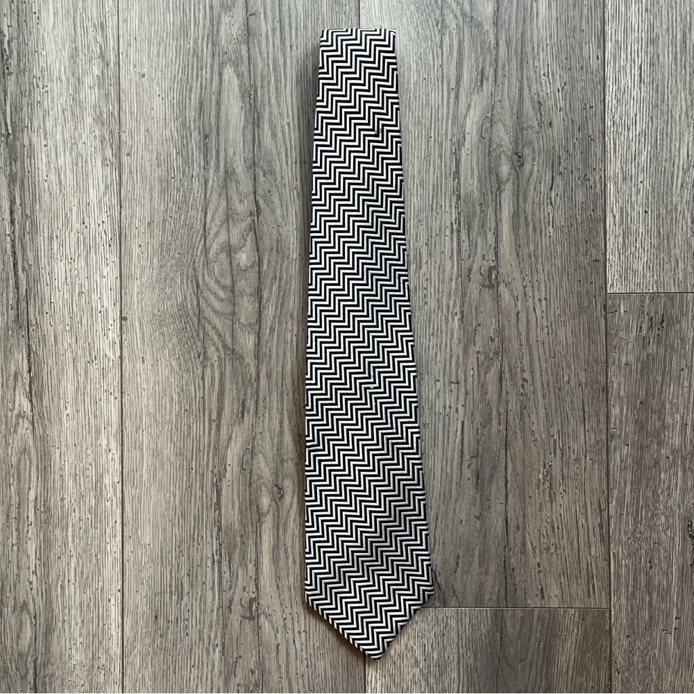 Geoffrey Beene Men’s Neck Tie Chevron Black White Silk Workwear Dressy Formal
